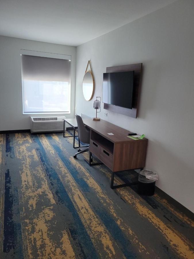 La Quinta Inn & Suites By Wyndham 特勒尔 外观 照片